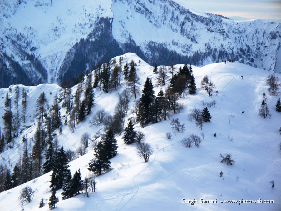 16 Scialpinisti in cima al VignaVaga.JPG - 16 Scialpinisti in cima al Torcola Vaga